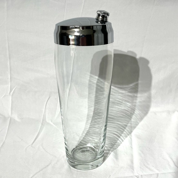 Vintage MCM Large Clear Glass Cocktail Shaker Screw Spout, 10" Tall - Picture 9 of 9